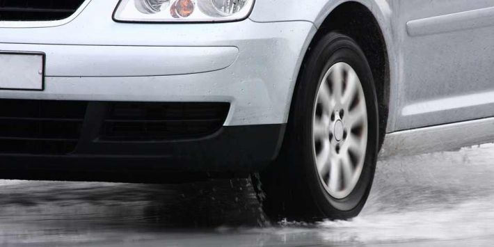 Suda kızaklama: Islak yolda nasıl sürüş gerçekleştirilmeli